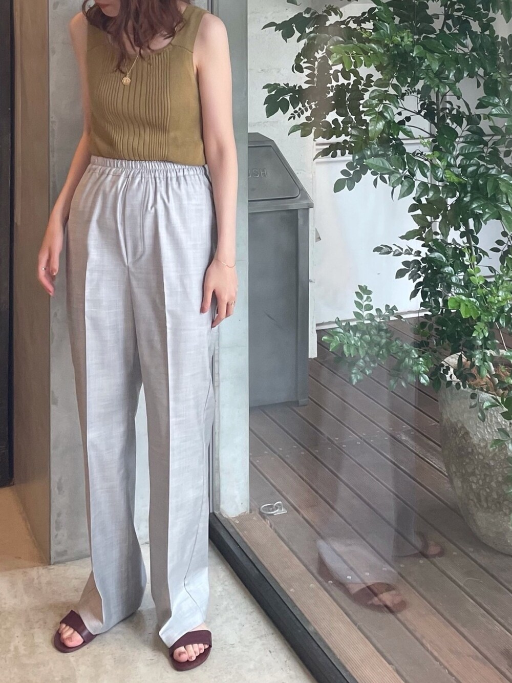 「ワイドパンツ、大人カジュアル、パンツスタイル、ootd、outfit、タックパンツ、フィルデフェール、ノンブルアンペール、FILDEFER」｜「FIL DE FERのTRスパン　イージーフレアパンツ（その他パンツ、グレー系）」を使った、matsudo.さん（レディース・161cm）の夏コーディネートの1枚目の写真