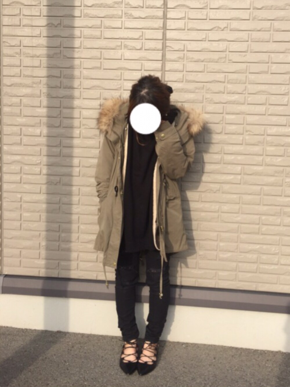 グリーン系のモッズコート、グレー系のトップスを着用したレディースの冬コーディネートの1枚目の写真