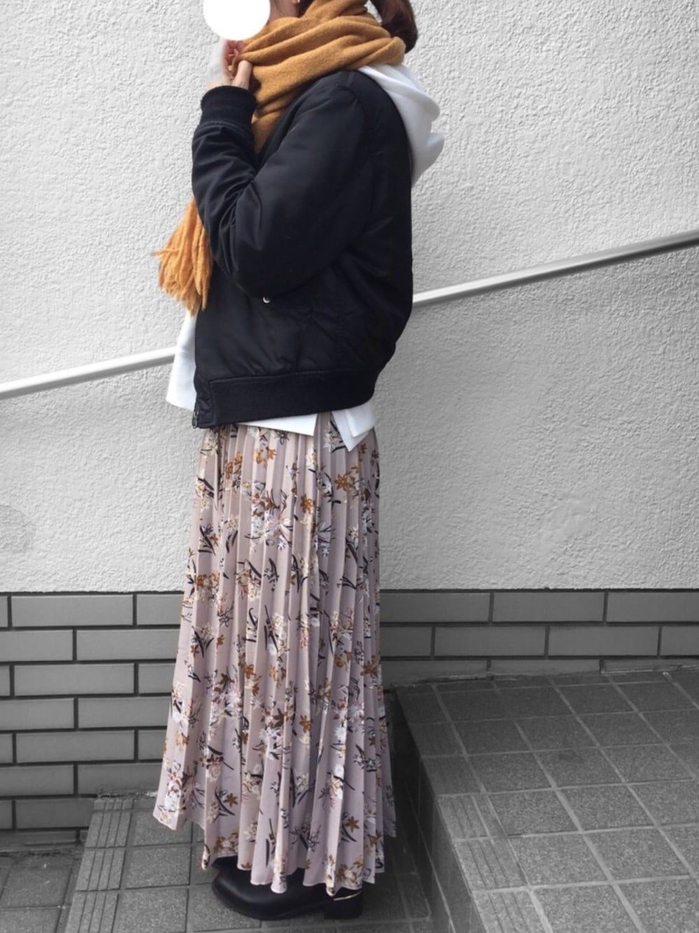 ブラック系のジャケット/アウター、ブラック系のパーカー、ホワイト系のスカートを着用したレディースの冬コーディネートの1枚目の写真