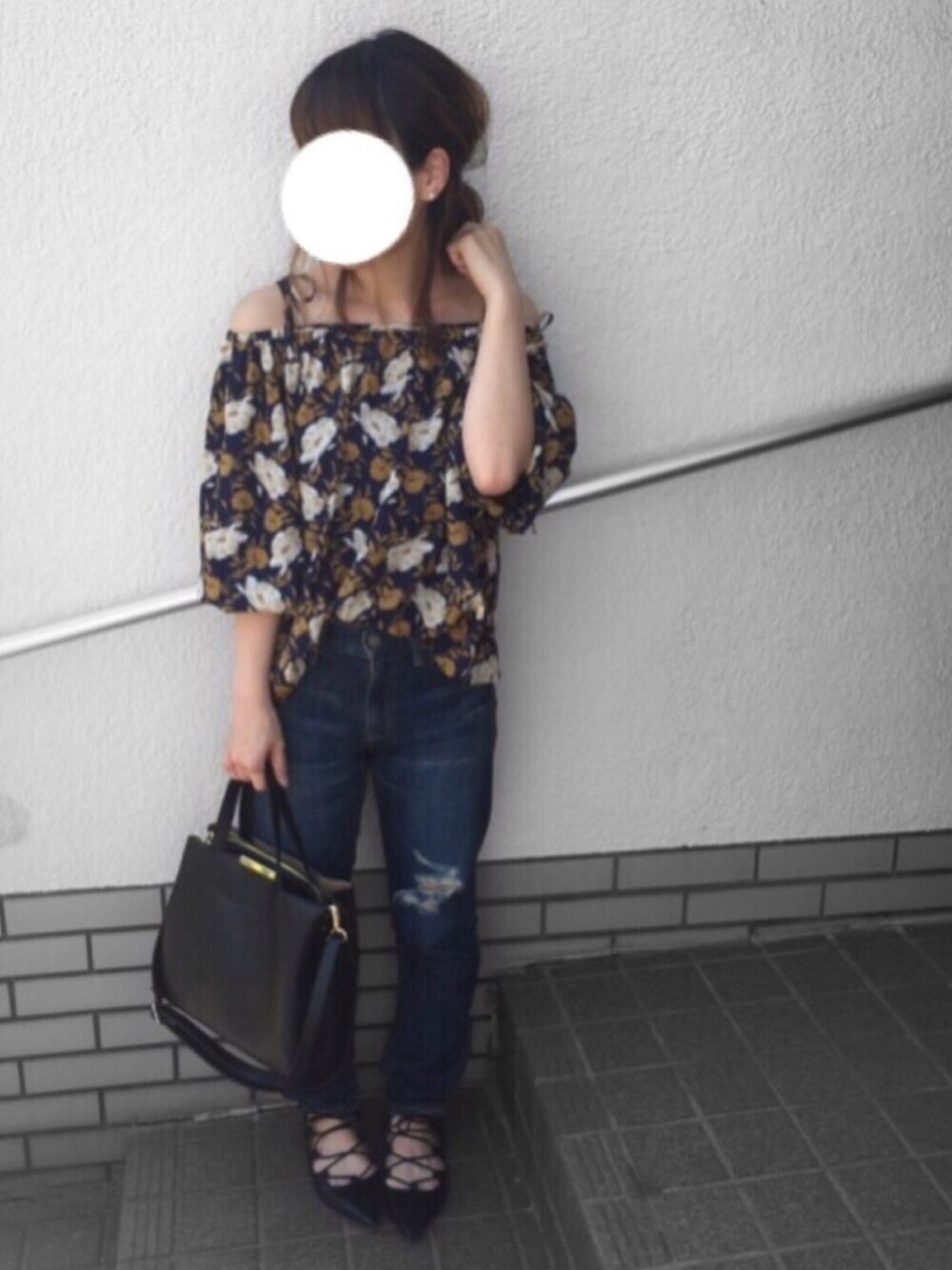 ブルー系のシャツ/ブラウス、ブルー系のデニムパンツ、ブラック系のトートバッグを着用したレディースの春コーディネートの1枚目の写真