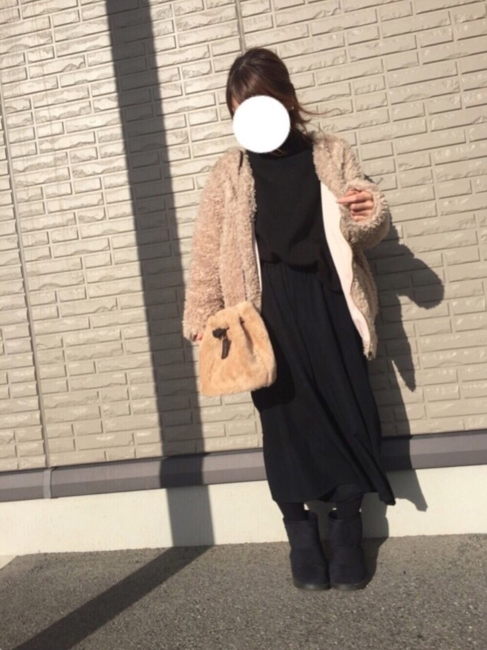 ベージュ系のブルゾン、グレー系のトップスを着用したレディースの冬コーディネートの1枚目の写真
