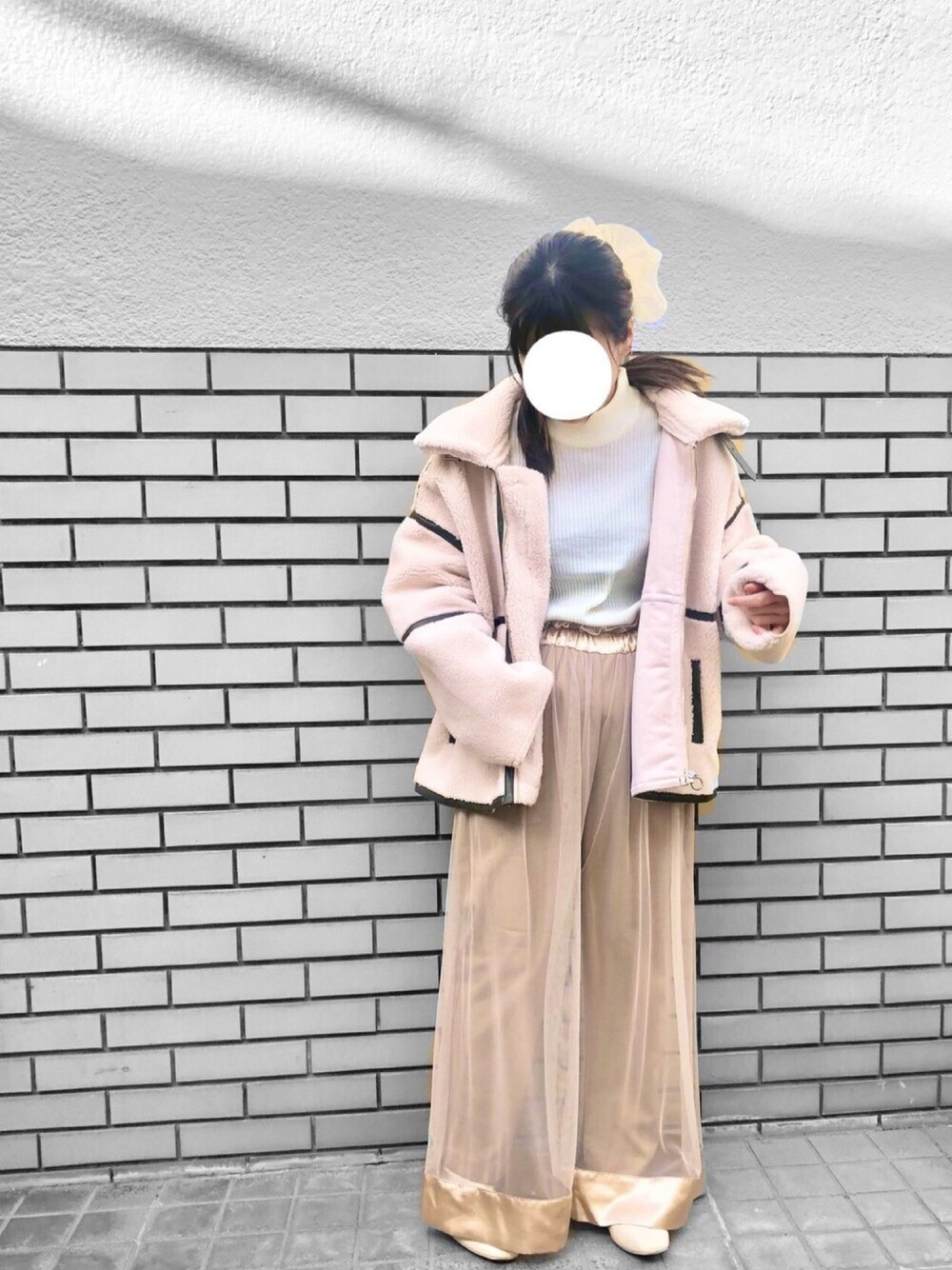 ホワイト系のニット/セーター、ホワイト系のブルゾン、ベージュ系のその他パンツを着用したレディースの冬コーディネートの1枚目の写真