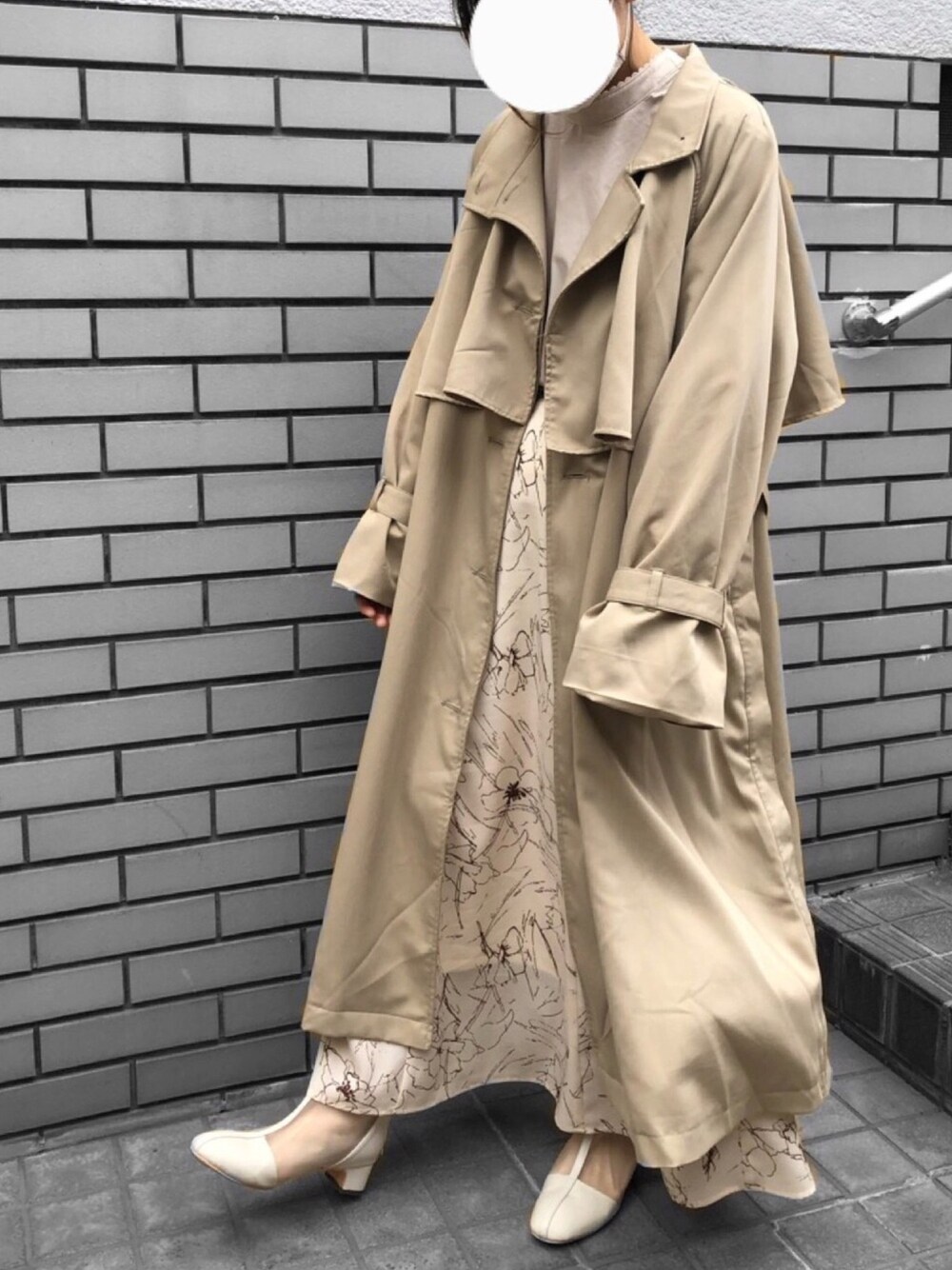 ベージュ系のトレンチコート、ベージュ系のシャツ/ブラウス、ベージュ系のスカートを着用したレディースの春コーディネートの1枚目の写真