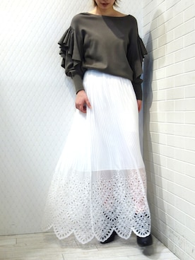 「カーキ×ホワイト」｜「アイテム（Tシャツ/カットソー）」を使った、レーヴルさん（レディース・163cm）の冬コーディネート