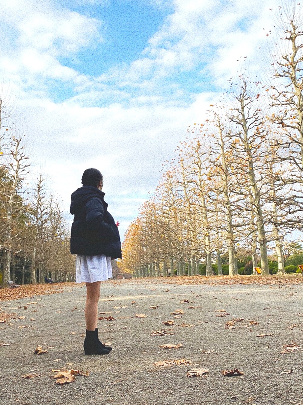 「モノトーン、シャツワンピ、ワンピース、デート」｜「earth music&ecologyのORiental TRaffic ストレッチブーツ ＊（ブーツ、ブラック系）」を使った、КАНАЭさん（レディース・161cm）の冬コーディネートの1枚目の写真