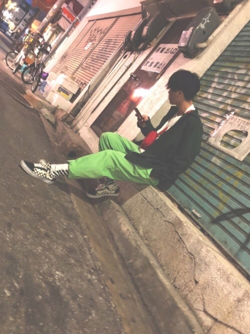 「ストリート、スニーカー、バンズ、XLARGE、XLARGE®、エクストララージ、supreme、シュプリーム、ショルダーバッグ、年末WEAR感謝祭」｜「XLARGEのアイテム（その他アウター、グリーン系）」を使った、manamanase077さん（メンズ・180cm）の秋コーディネートの1枚目の写真