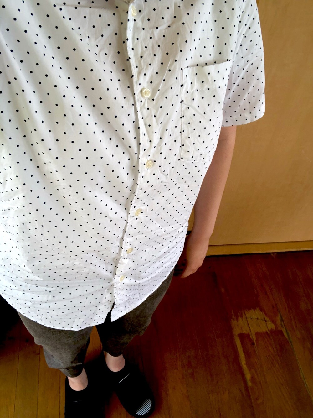 ホワイト系のシャツ/ブラウス、ブラウン系のデニムパンツを着用したレディースの夏コーディネートの1枚目の写真