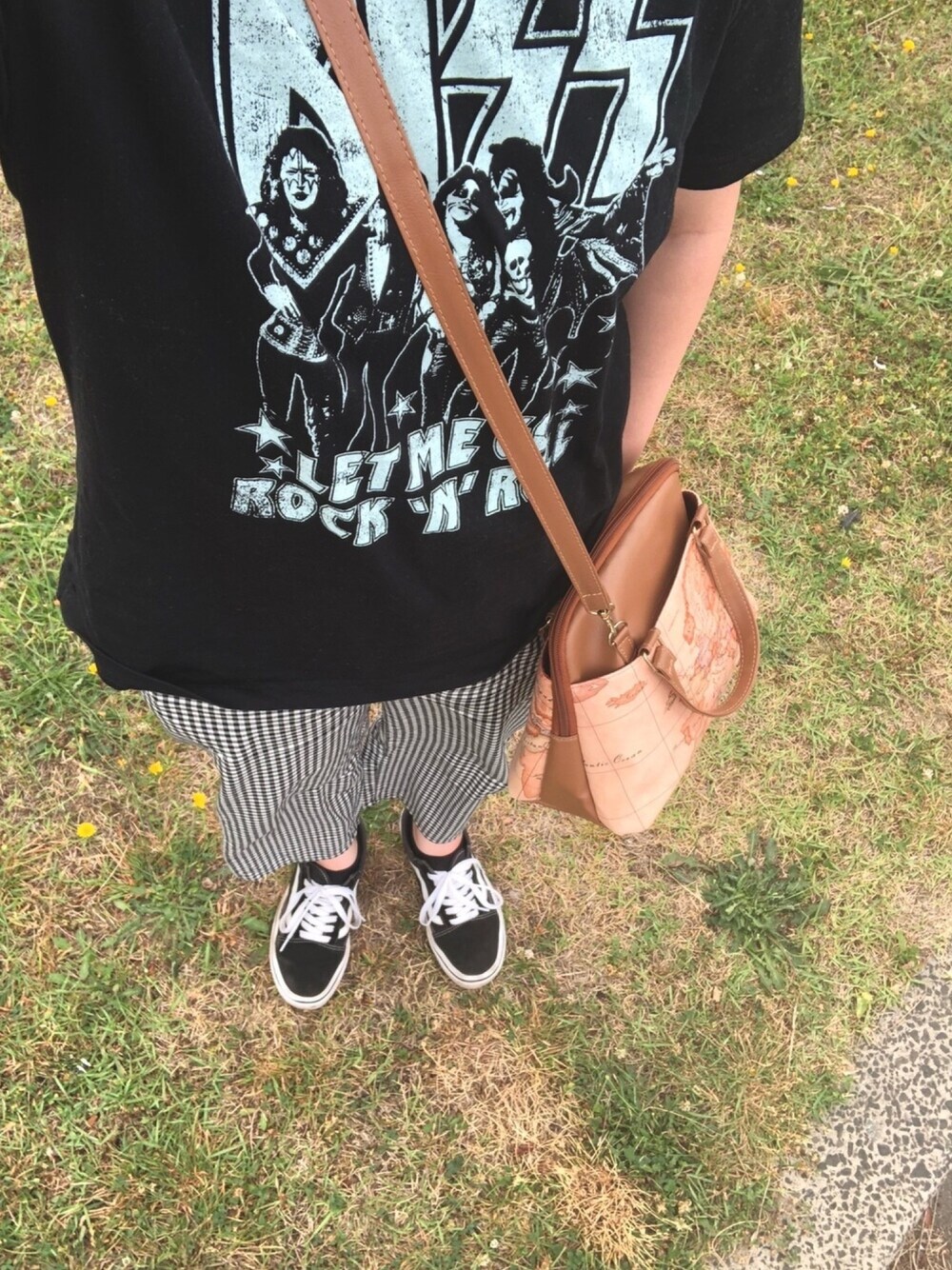 ブラック系のTシャツ/カットソー、ブラック系のその他パンツ、ベージュ系のショルダーバッグを着用したレディースの夏コーディネートの1枚目の写真