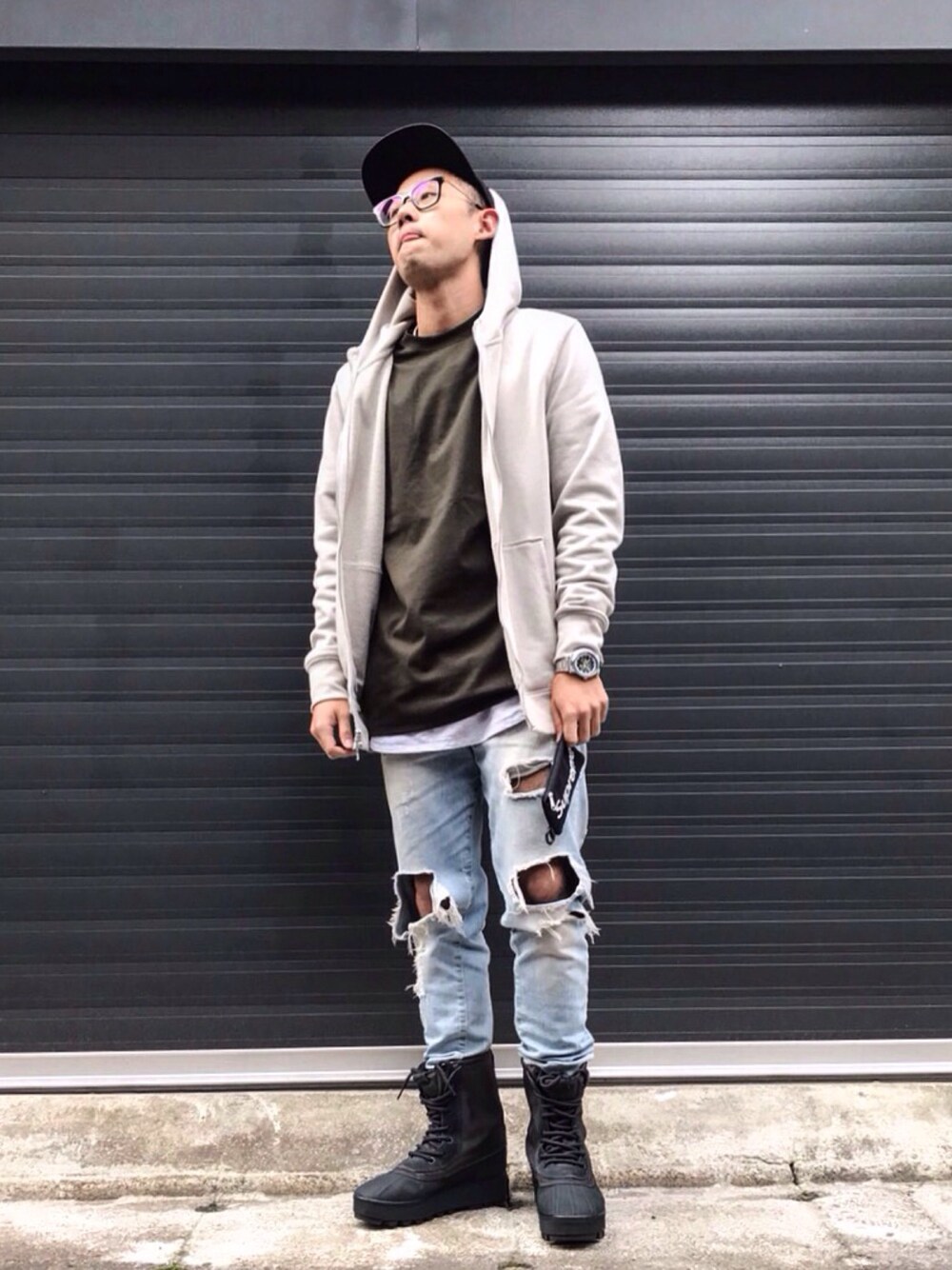 「年末、UNIQLO、Taiwan、supreme、yeezy、john Elliott Co」｜「Supreme のアイテム（キャップ、ブラック系）」を使った、Wilson.Lさん（メンズ・177cm）の冬コーディネートの1枚目の写真