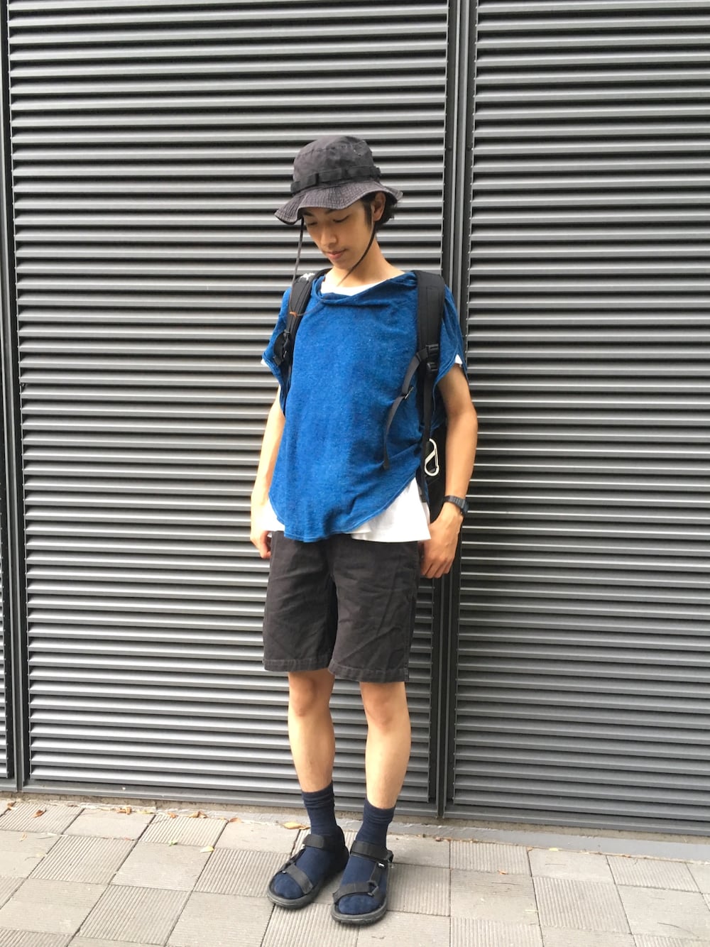 「白シャツ、レイヤード、summer、休日スタイル、藍染め、ショーツ、teva、ネイビー、ブルー」｜「The Solar Garden COSMIC WONDER Light SourceのCIRCULAR TOP - RYUKYU INDIGO / SMALL（Tシャツ/カットソー、ブルー系）」を使った、曽我優氏さん（メンズ・169cm）の夏コーディネートの1枚目の写真
