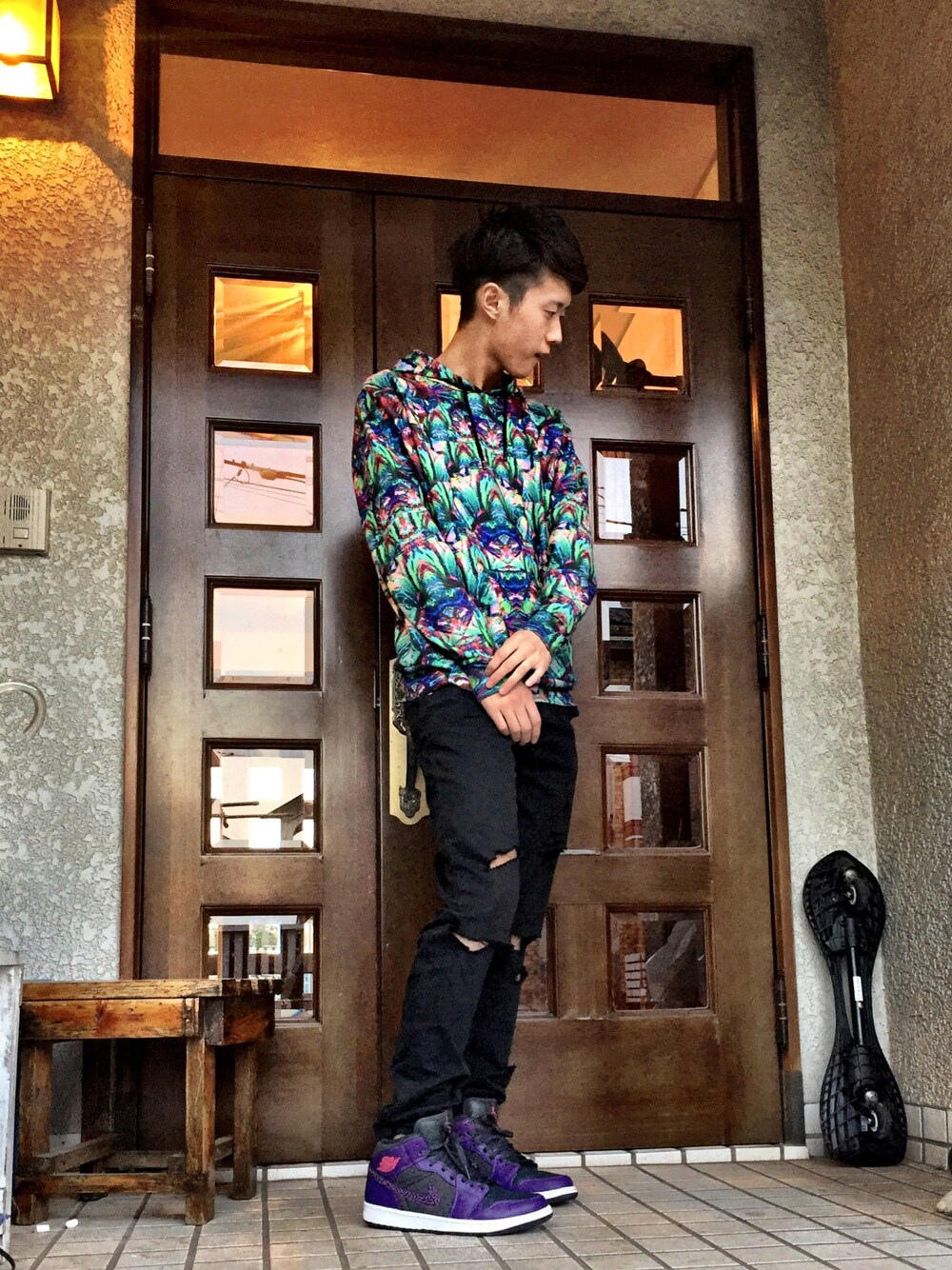 「黒、ハデ色、ハデハデ、パーカー、MARCELO BURLON、マルセロバーロン、ダメージデニムパンツ、ジョーダン、ジョーダン1」｜「MARCELO BURLONのアイテム（パーカー、ブルー系）」を使った、RYO-HEYさん（メンズ・178cm）の冬コーディネートの1枚目の写真