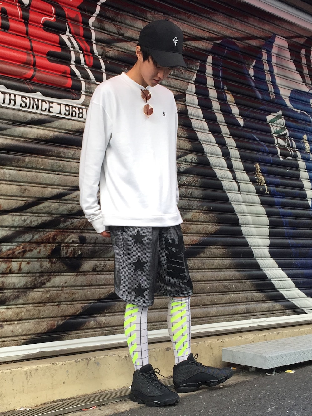 「ストリート、原宿、ナイキ、ジョーダン、スニーカー、OFF-WHITE、NIKE、AIR JORDAN、jordan13、BLACKCAT 」｜「STIMEのアイテム（キャップ、ブラック系）」を使った、RYO-HEYさん（メンズ・177cm）の冬コーディネートの1枚目の写真