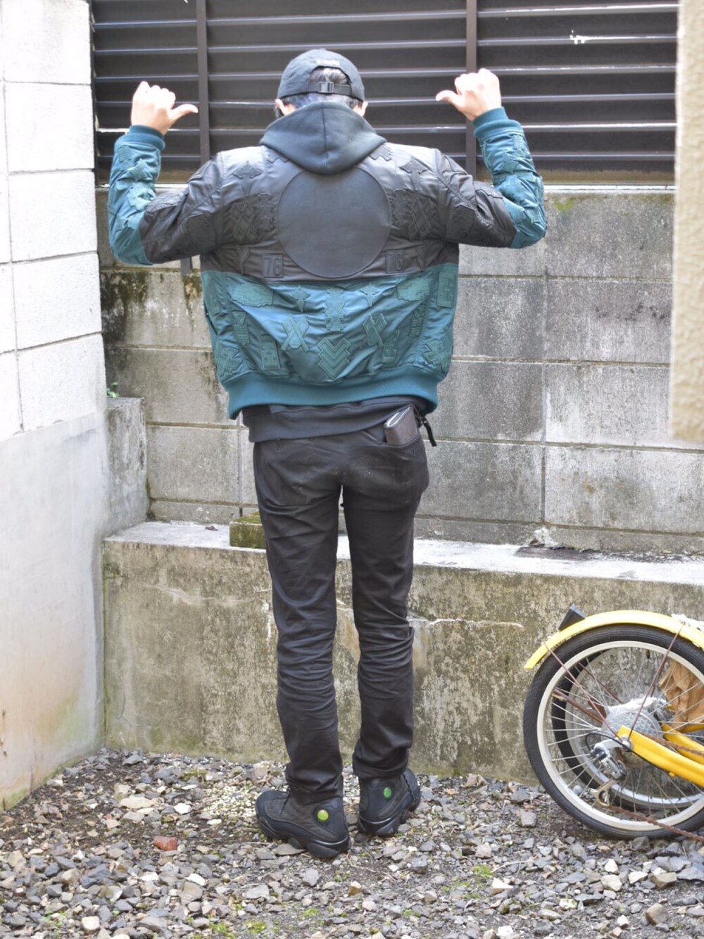「MARCELO BURLON、off white、WEGO、ユニクロ、GIVENCHY、NIKE、ブラックキャット、ブラック、ストリート」｜「STIMEのアイテム（キャップ、ブラック系）」を使った、RYO-HEYさん（メンズ・177cm）の春コーディネートの1枚目の写真