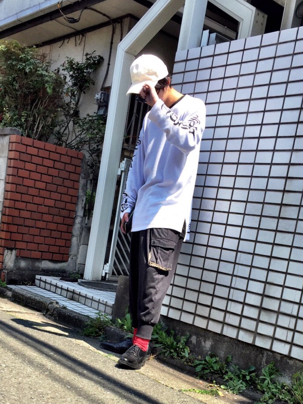 「春コーデ、vetements、WEGO、UNIQLO、靴下屋、サンローランパリ」｜「靴下屋のアイテム（ファッション雑貨、レッド系）」を使った、RYO-HEYさん（メンズ・177cm）の春コーディネートの1枚目の写真