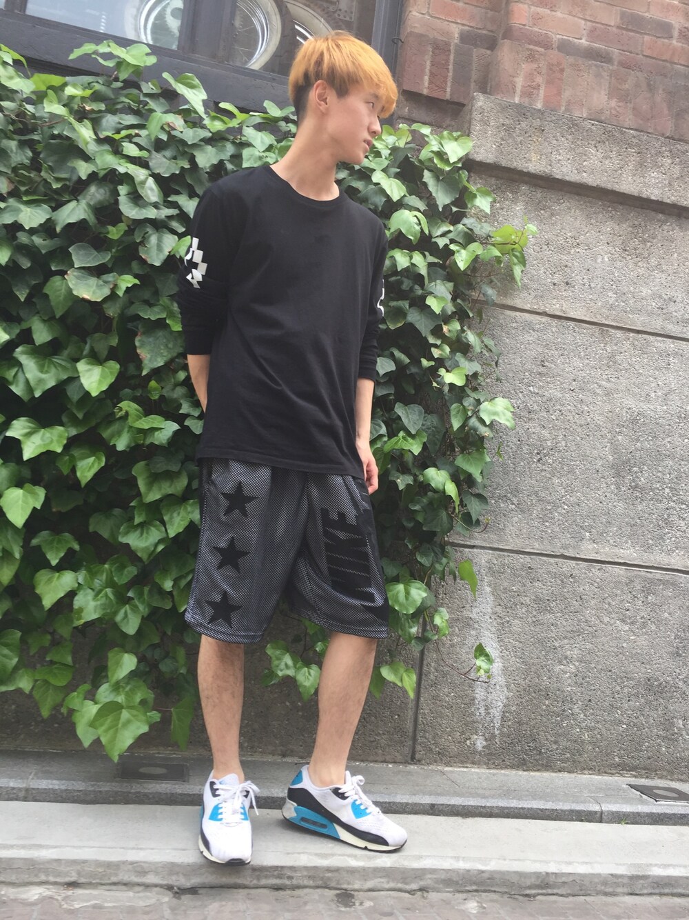 「シンプルコーデ、春コーデ、カジュアル、スキニーデニム、MARCELO BURLON、NIKE、エアマックス」｜「MARCELO BURLONのアイテム（Tシャツ/カットソー、ブラック系）」を使った、RYO-HEYさん（メンズ・177cm）の春コーディネートの1枚目の写真
