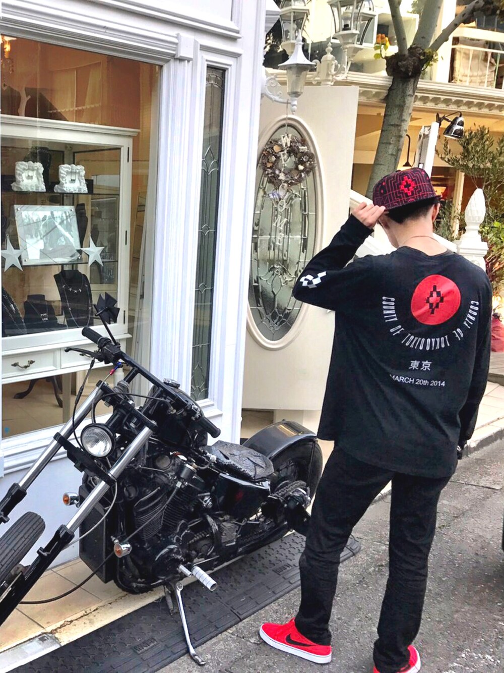 「MARCELO BURLON、marceloburlon、マルセロバーロン」｜「MARCELO BURLONのMARCELO BURLON　『FIRE CROSS CAMPER』 CAP（キャップ、ブラック系）」を使った、RYO-HEYさん（メンズ・177cm）の春コーディネートの1枚目の写真