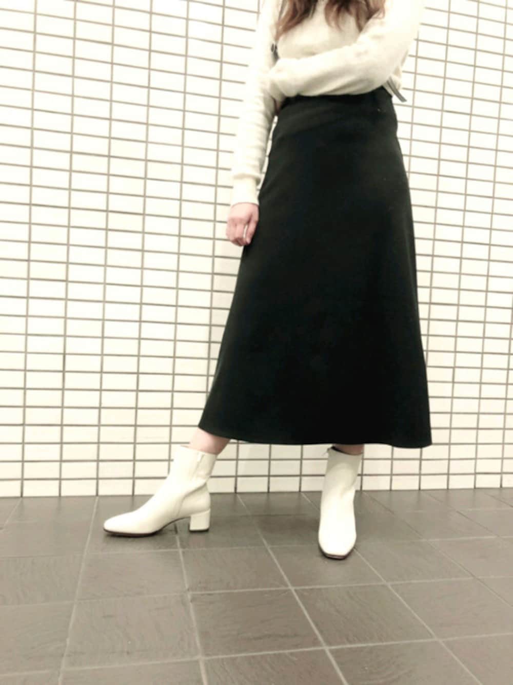 「フレアスカート、ジャンバースカート、トレンドコーデ、ホワイトコーデ、ヒールブーツ、モノトーンコーデ、チャンキーヒール、モノクロコーデ、ホワイトブーツ、トレンドファッション」｜「carinoのヒールデザインスクエアトゥショートブーツ（ブーツ、ホワイト系）」を使った、Mode et Jacomo_STAFFさん（レディース・161cm）の冬コーディネートの1枚目の写真
