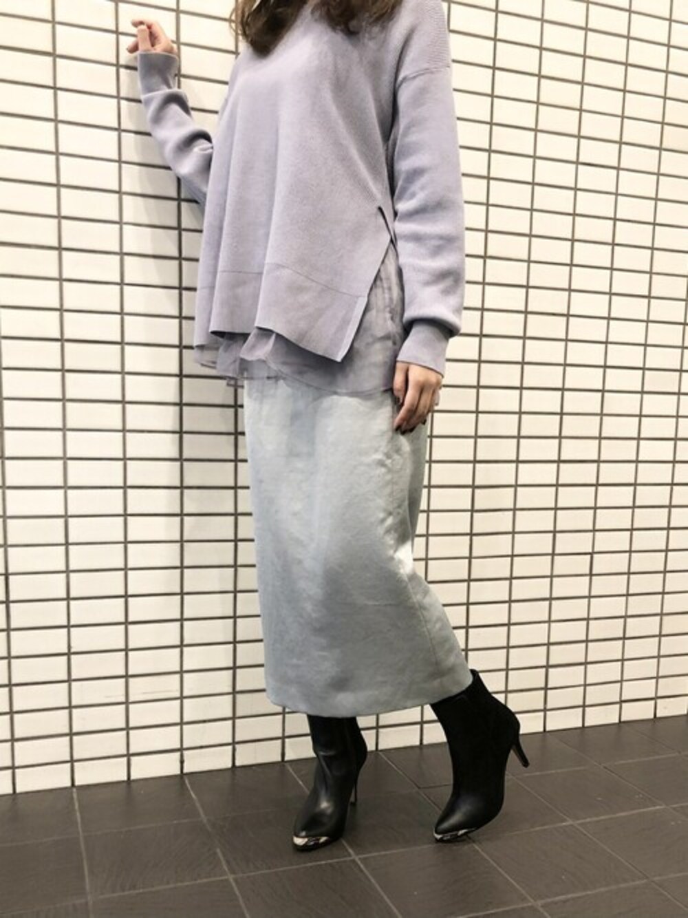 「タイトスカート、ショートブーツ、きれいめスタイル、きれいめコーディネート、コンビシューズ、ワントーン、ブルーコーデ、寒色コーデ、キレイめコーデ、チュールトップス」｜「carinoのトゥ先コンビデザインショートブーツ（ブーツ、ブラック系）」を使った、Mode et Jacomo_STAFFさん（レディース・151cm）の冬コーディネートの1枚目の写真