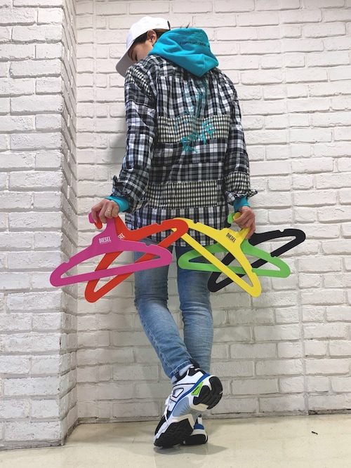 パンツを使った「ティファニーブルー」のレディース人気ファッション