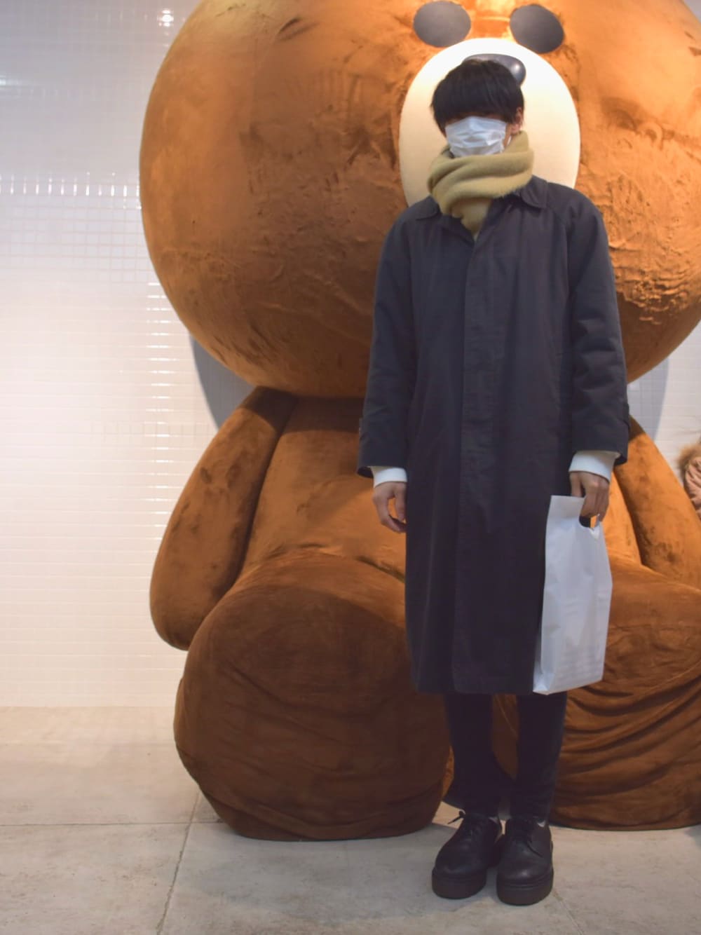 「シンプル、休日スタイル、スキニーデニム、Dr.Martens、黒」｜「usedのアイテム（マフラー、ベージュ系）」を使った、人間国宝さん（メンズ・177cm）の冬コーディネートの1枚目の写真