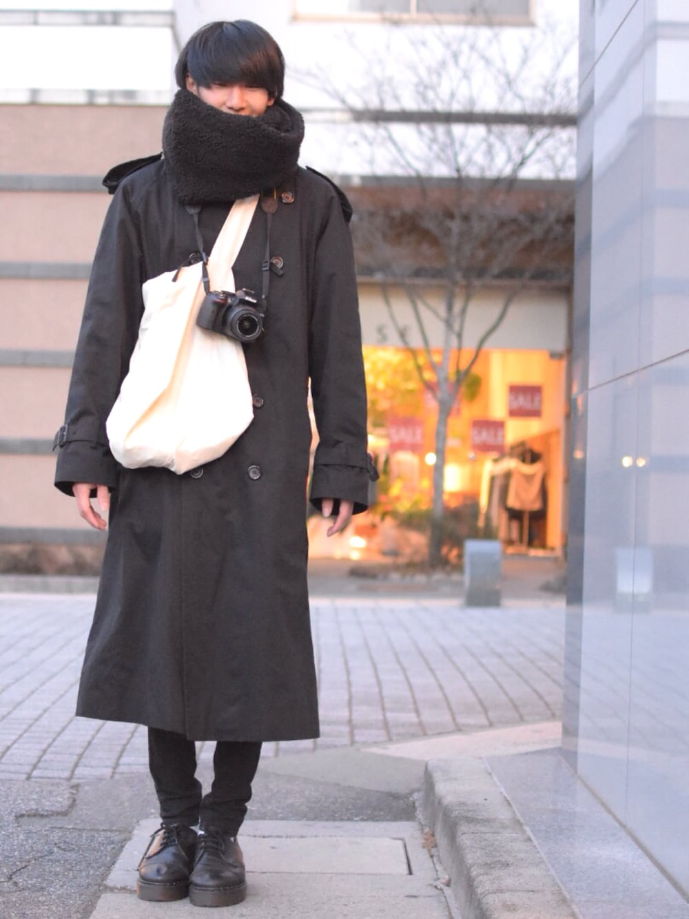 「シンプル、スキニー、モノクロ、モード、Dr.Martens、トレンチコート、burberry」｜「BURBERRYのアイテム（トレンチコート、ブラック系）」を使った、人間国宝さん（メンズ・177cm）の冬コーディネートの1枚目の写真