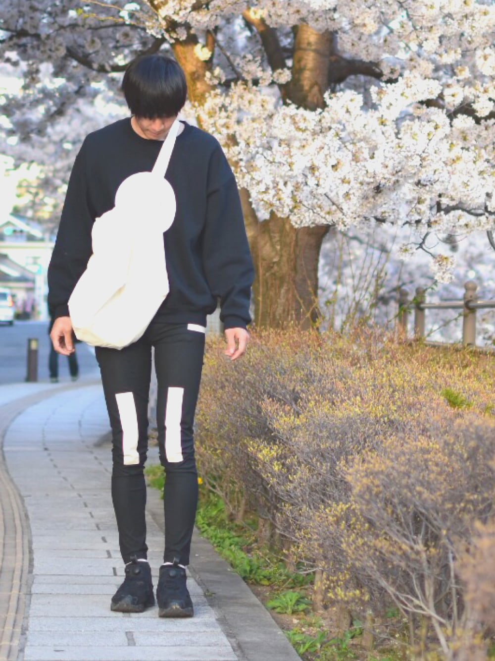 「モノトーン、スキニー、ポンプフューリー、reebok、スニーカー」｜「ホンワカパッパのアイテム（スウェット、ブラック系）」を使った、人間国宝さん（メンズ・177cm）の春コーディネートの1枚目の写真