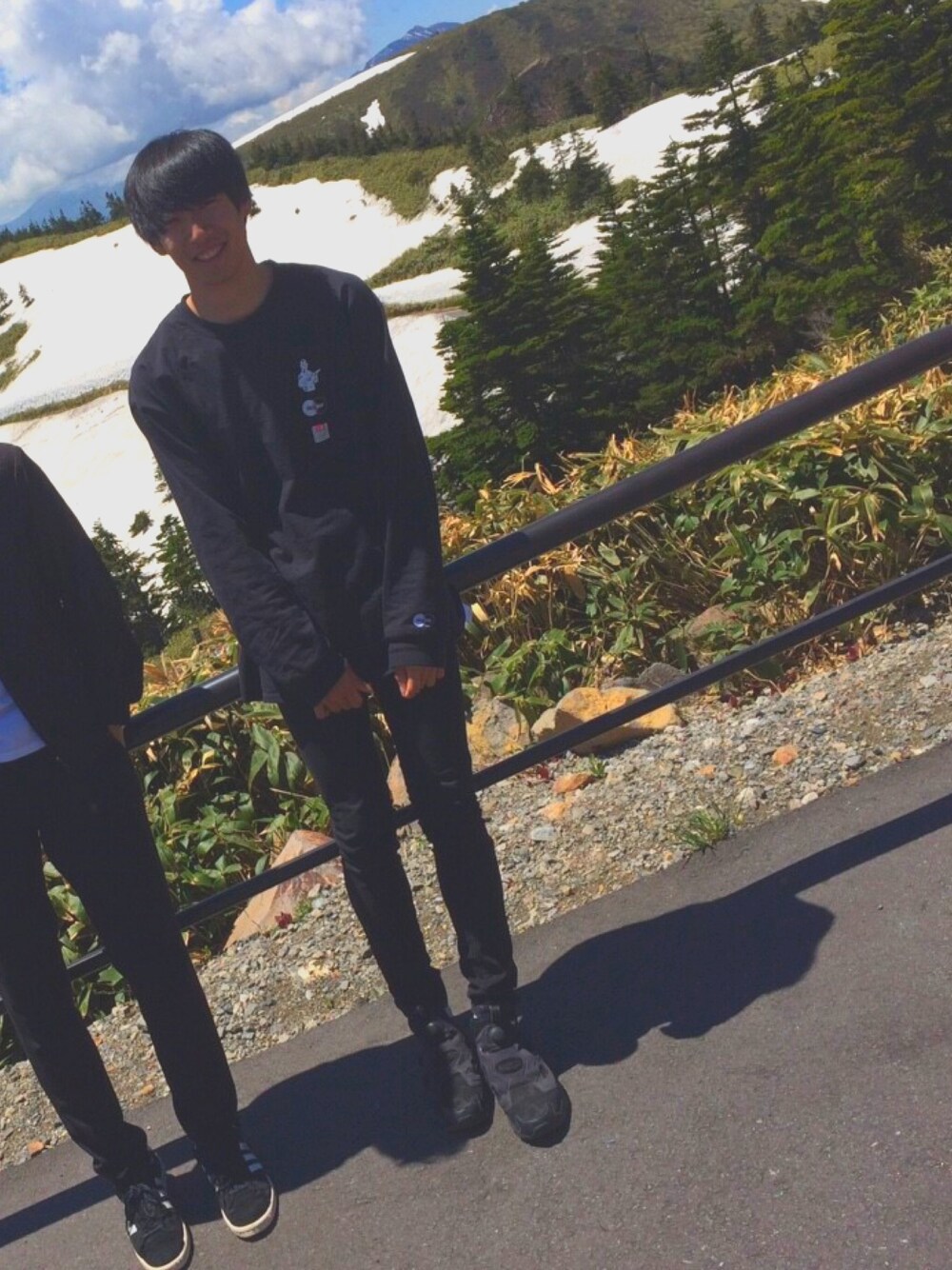 「MILKBOY、ブラック、春コーデ、シンプルコーデ、スキニー、スニーカー」｜「MILKBOYのBURGLAR L.S. TEE（Tシャツ/カットソー、ブラック系）」を使った、人間国宝さん（メンズ・177cm）の春コーディネートの1枚目の写真