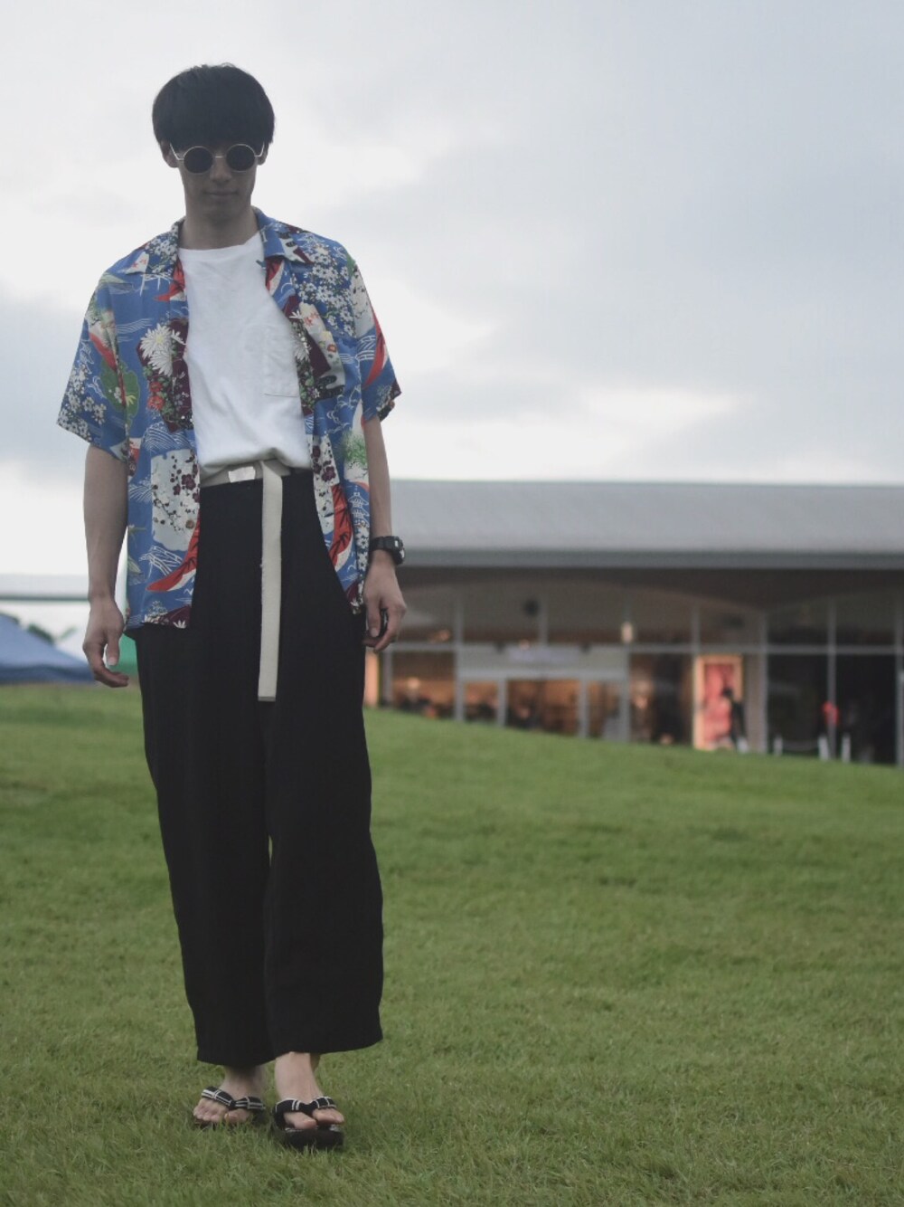 「古着、タックイン、ガチャベルト、ワイドパンツ、下駄」｜「B:MING by BEAMSのビーミング by ビームス / “HEAVY WEIGHT” モックネックTシャツ（Tシャツ/カットソー、ホワイト系）」を使った、人間国宝さん（メンズ・177cm）の夏コーディネートの1枚目の写真