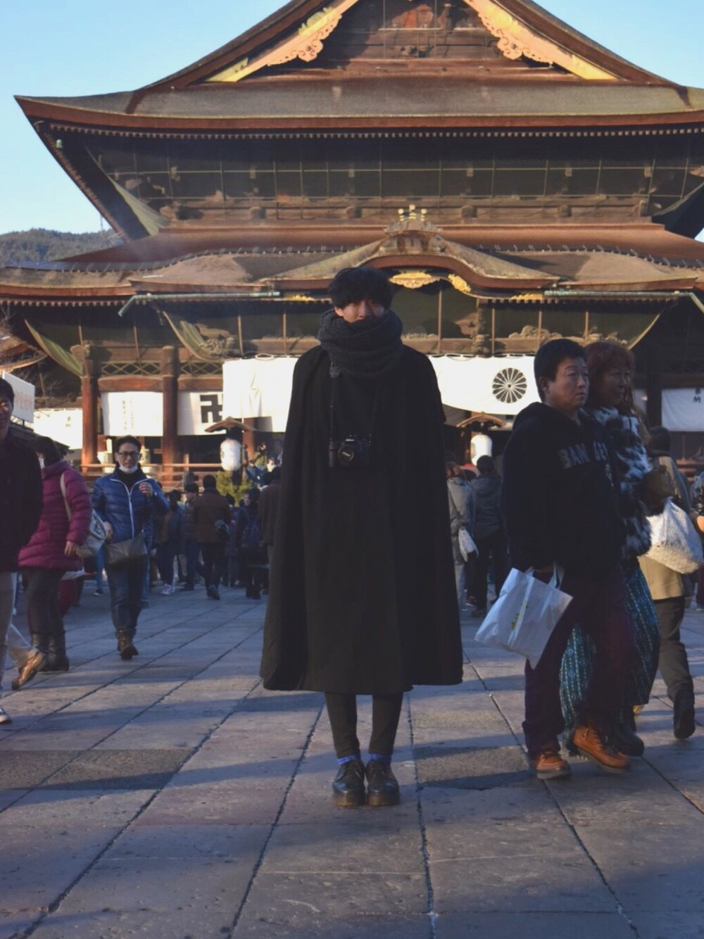 「マント、初詣、モード、スキニーデニム、スキニー、Dr.Martens、ドクターマーチン」｜「STUDIOUSのアイテム（パンツ、ブラック系）」を使った、人間国宝さん（メンズ・177cm）の冬コーディネートの1枚目の写真