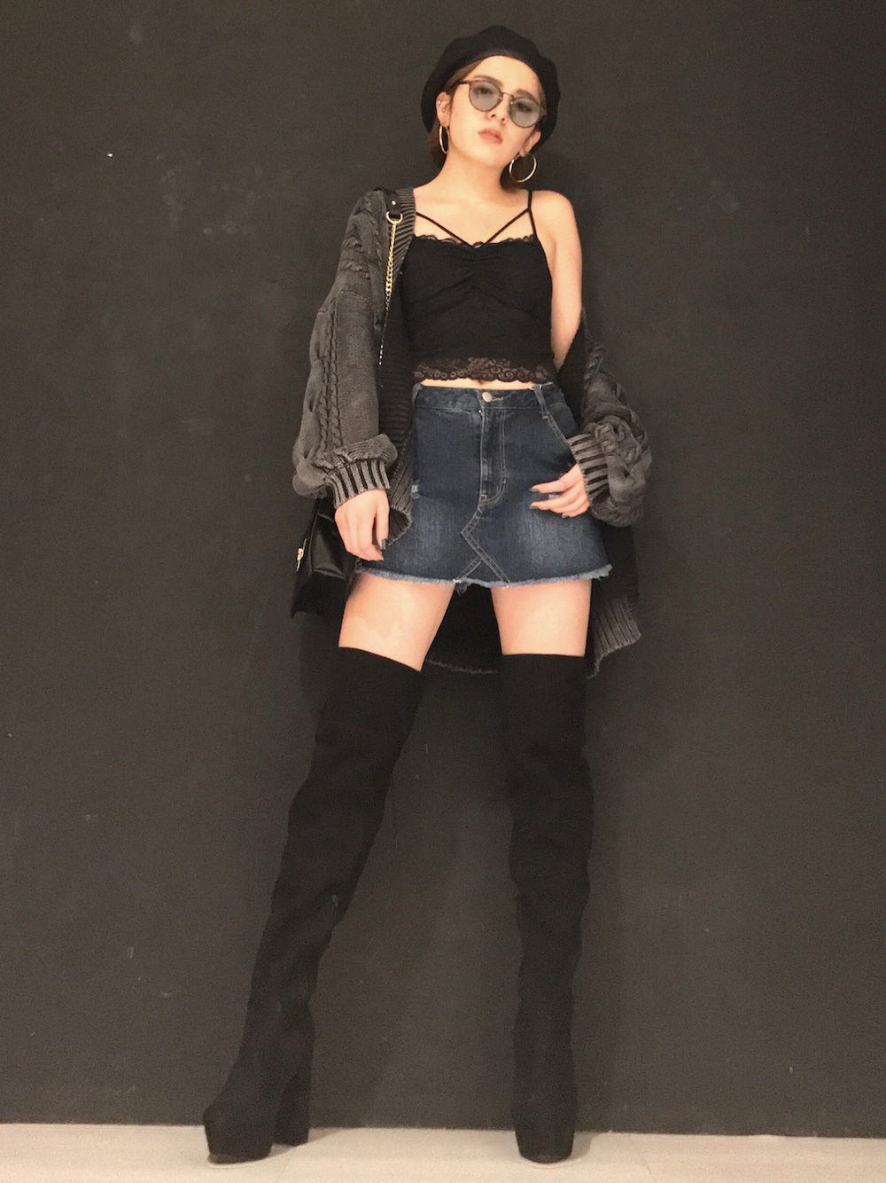 デニムパンツを使った「ニーハイブーツ」のレディース人気ファッション