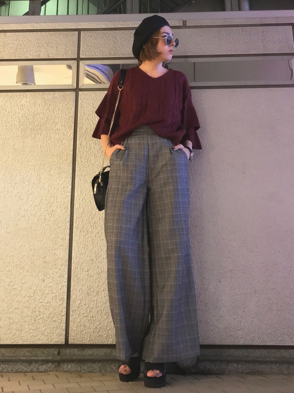 レッド系のニット/セーター、グレー系のその他パンツ、ブラック系のショルダーバッグを着用したレディースの秋コーディネートの1枚目の写真