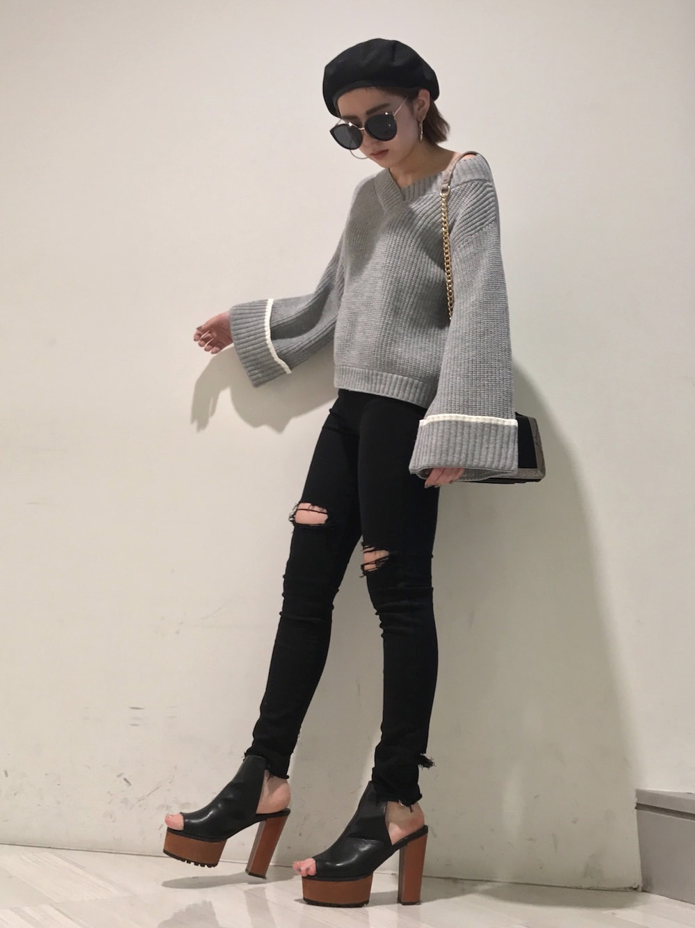 「ニット、秋のコーデ、ラインニット、シンプル、大人カジュアル、ENVYM」｜「ENVYMのカフラインＫＮＩＴ（ニット/セーター、グレー系）」を使った、REINAさん（レディース・158cm）の秋コーディネートの1枚目の写真