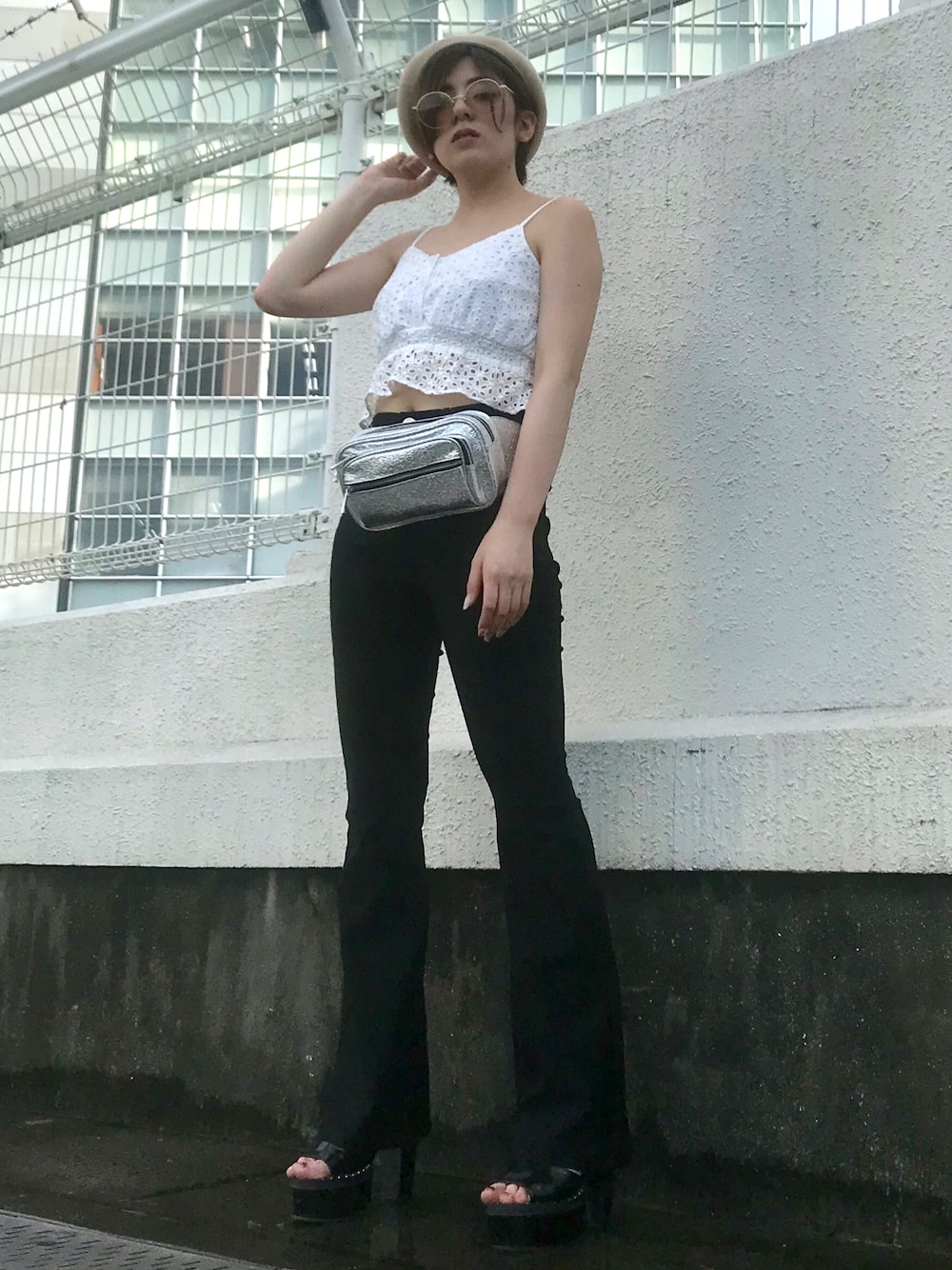 ホワイト系のキャミソール、ブラック系のその他パンツ、ブラック系のスニーカーを着用したレディースの春コーディネートの1枚目の写真