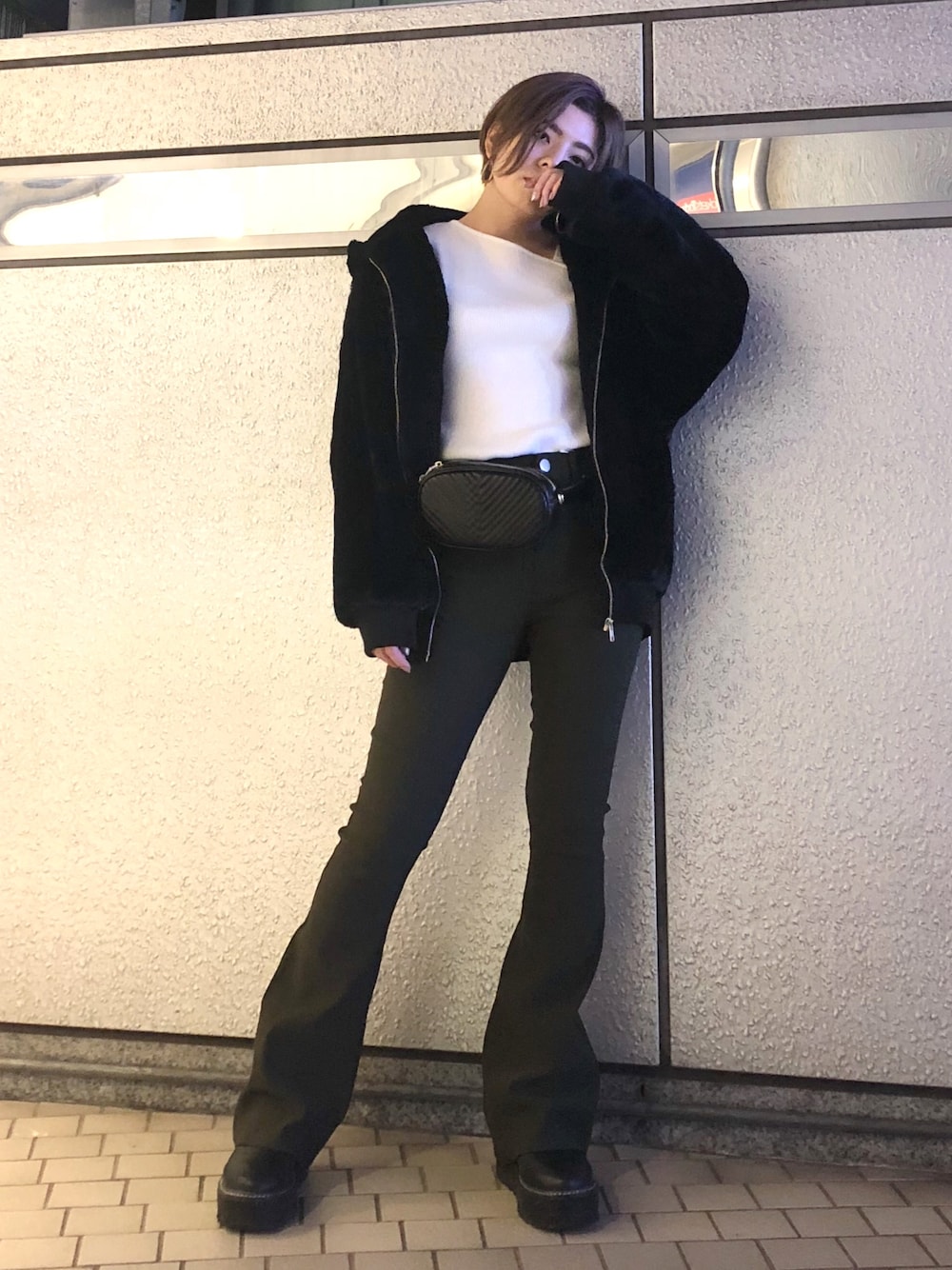 ブラック系のその他アウター、ホワイト系のTシャツ/カットソー、ブラック系のその他パンツを着用したレディースの秋コーディネートの1枚目の写真