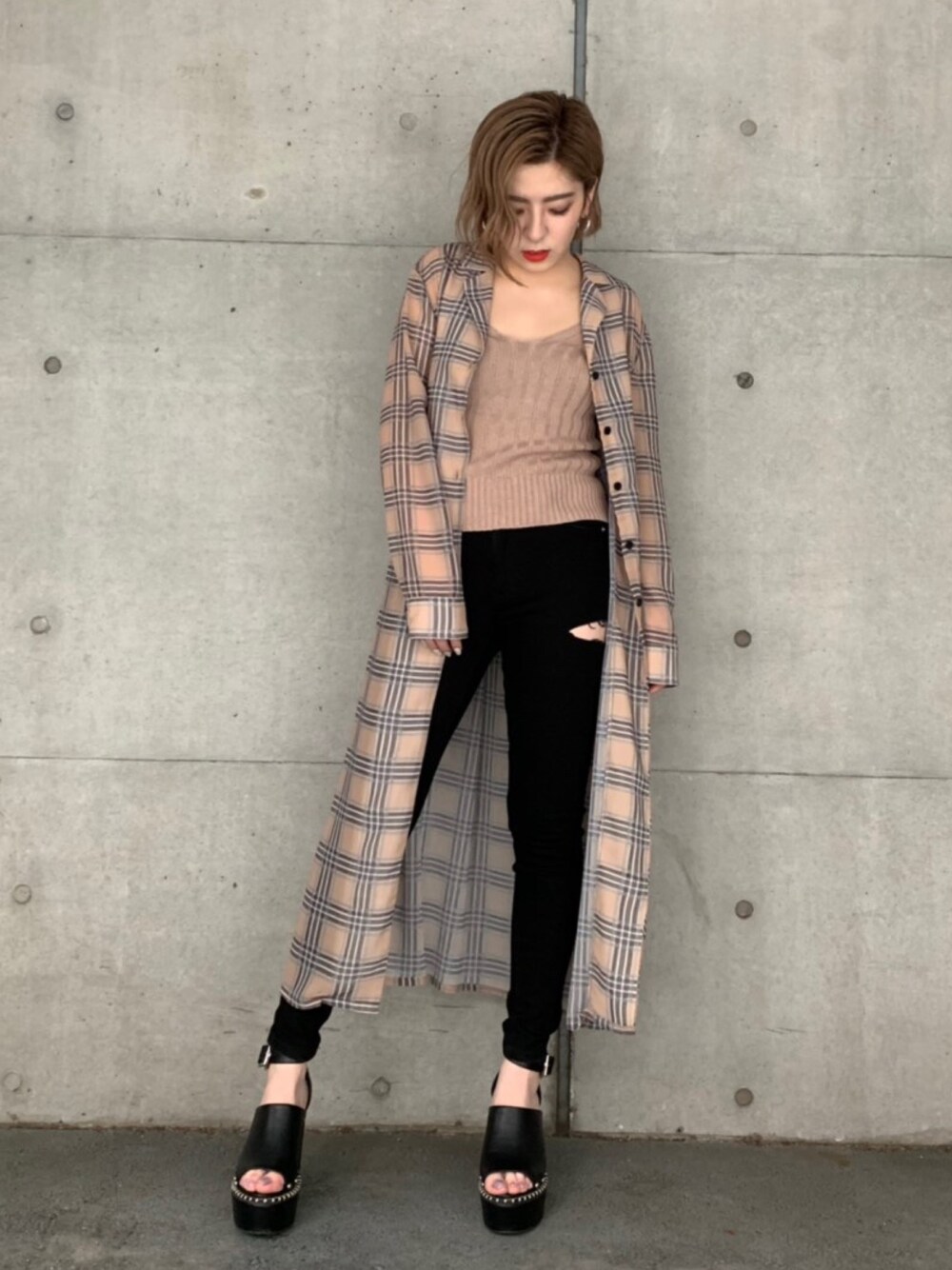 ベージュ系のその他アウター、ブラック系のデニムパンツ、ブラック系のサンダルを着用したレディースの春コーディネートの1枚目の写真