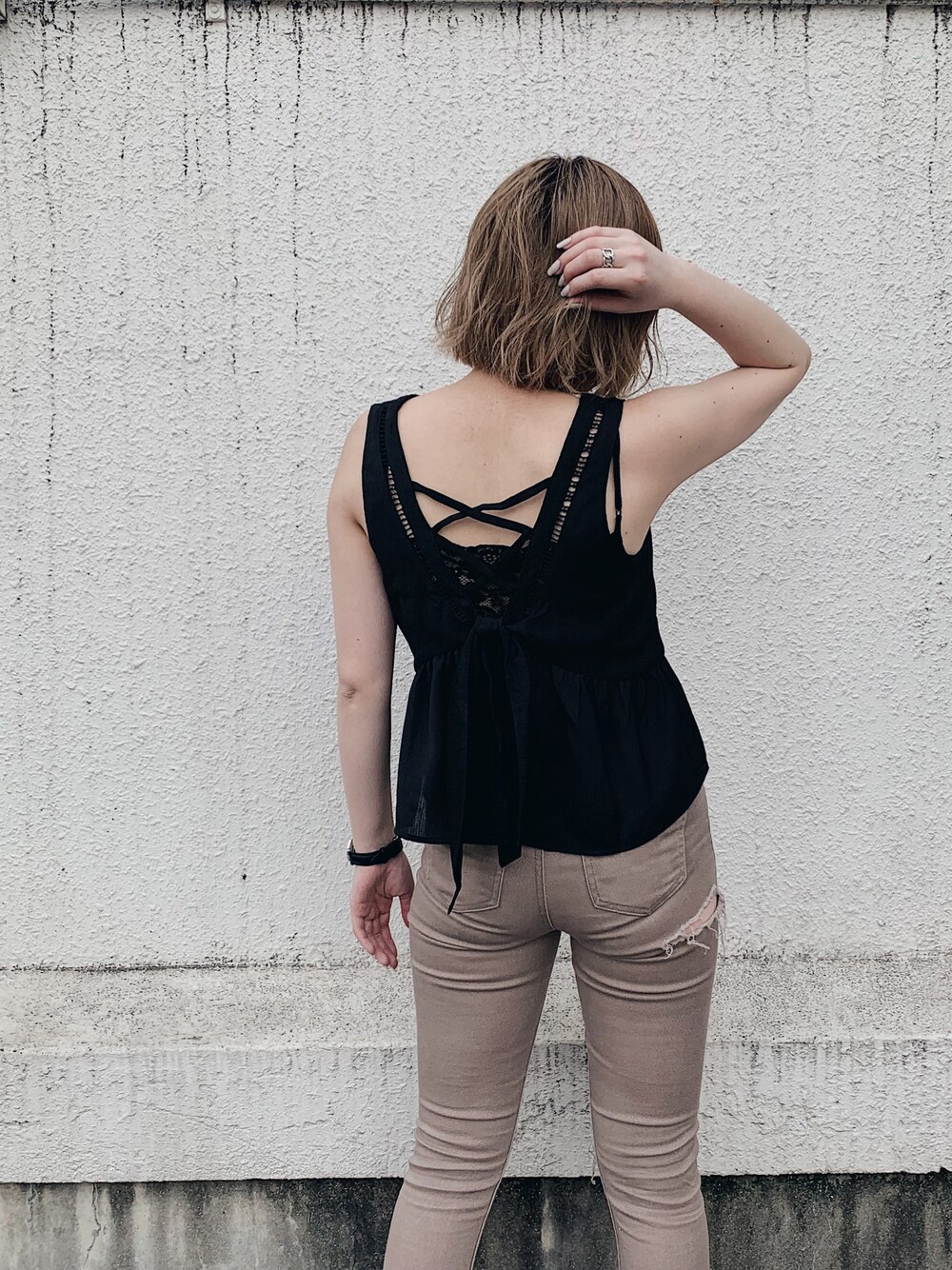 ブラック系のシャツ/ブラウス、ベージュ系のその他パンツ、ブラック系のキャミソールを着用したレディースの春コーディネートの1枚目の写真