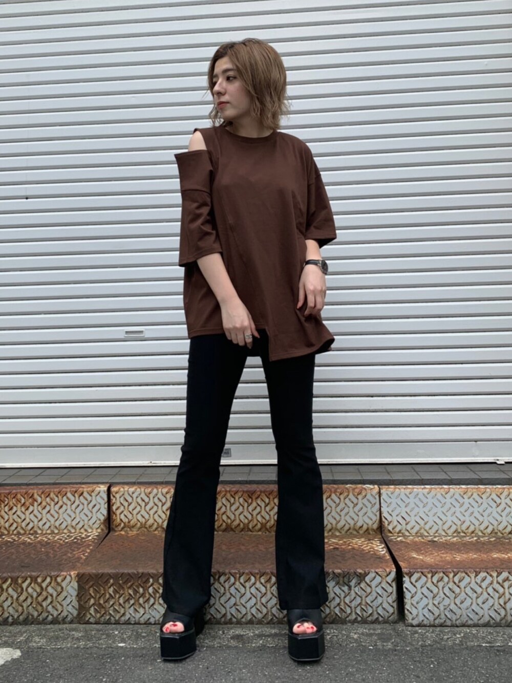 ブラウン系のTシャツ/カットソー、ブラック系のその他パンツ、ブラック系のブーツを着用したレディースの夏コーディネートの1枚目の写真