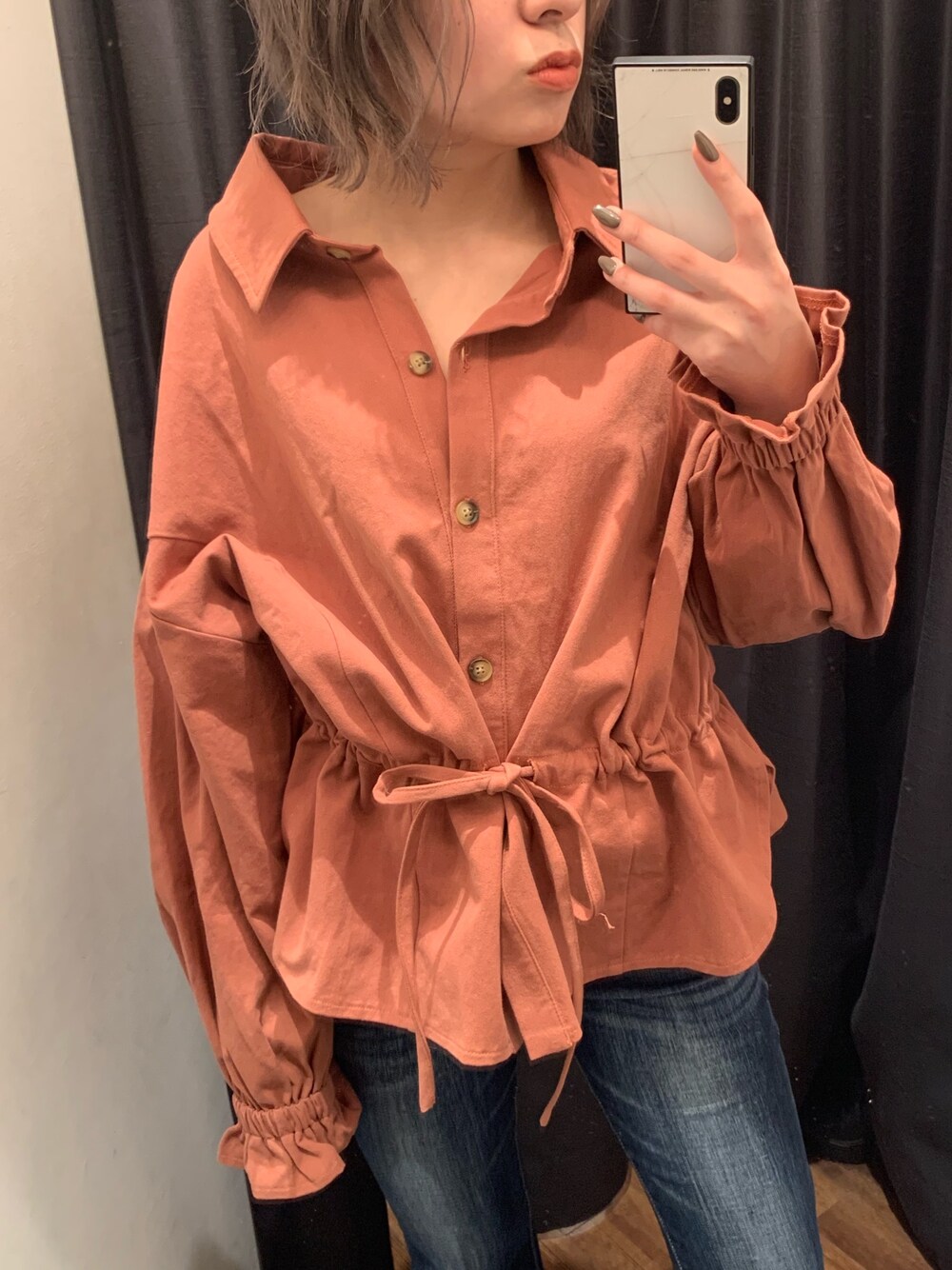 ピンク系のシャツ/ブラウスを着用したレディースの夏コーディネートの1枚目の写真