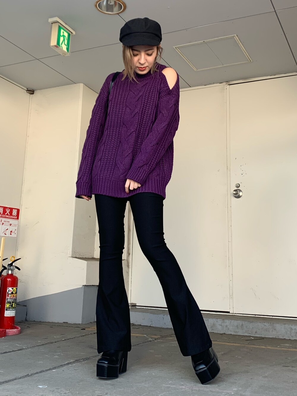 「シンプルコーデ、ニット、パープル、オーバーサイズ、ワンショルダー、マリンキャップ、フレアパンツ」｜「ENVYMのオープンショルダーＫＮＩＴ（ニット/セーター、パープル系）」を使った、REINAさん（レディース・158cm）の秋コーディネートの1枚目の写真