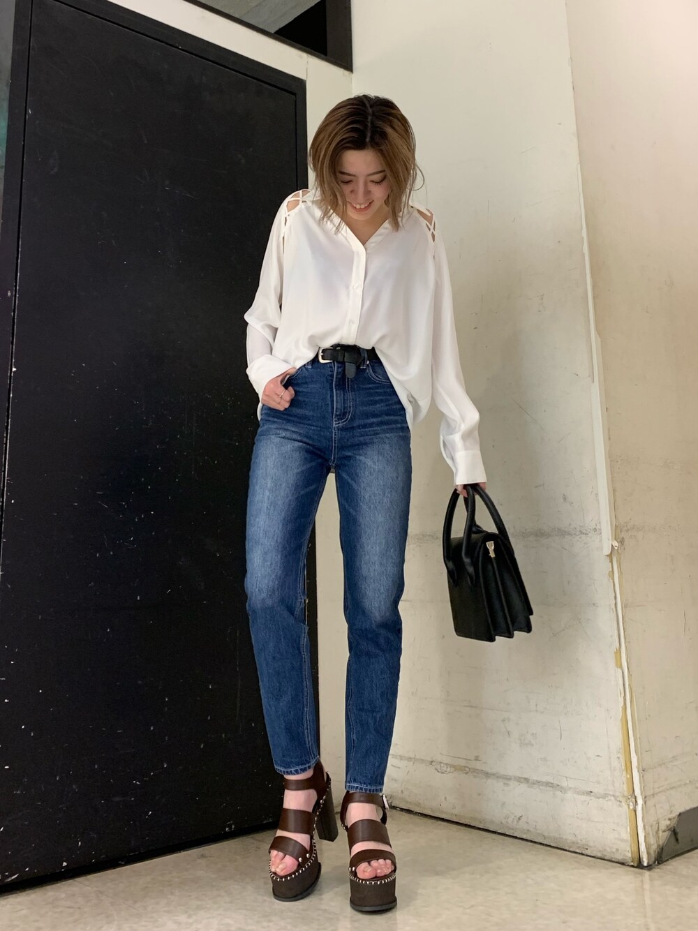 「大人カジュアル、オトナ女子、春コーデ、シャツスタイル、白シャツ、デニム、テーパードデニム、白シャツ×デニム」｜「ENVYMのスピンドルＳＨ（シャツ/ブラウス、ホワイト系）」を使った、REINAさん（レディース・158cm）の冬コーディネートの1枚目の写真