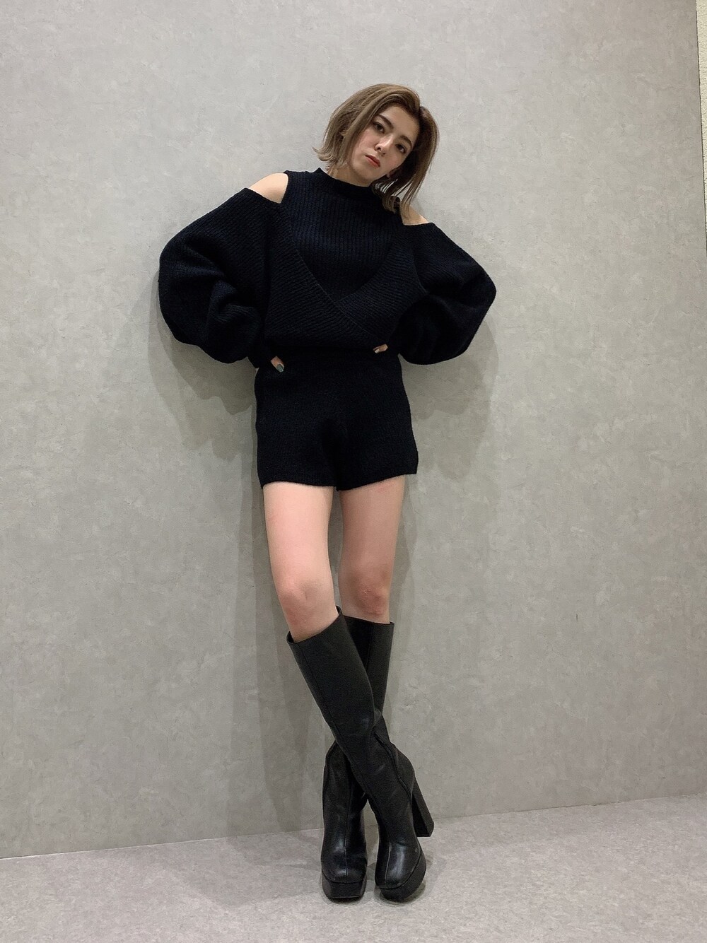 「オールインワン、ニット、秋冬コーデ、シンプル、ブラックコーデ、ミドルブーツ、ロングブーツ、冬コーデ」｜「ENVYMのカシュクールニットオールインワン（つなぎ/オールインワン、ブラック系）」を使った、REINAさん（レディース・158cm）の秋コーディネートの1枚目の写真