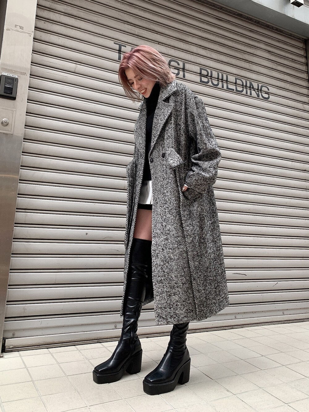 ブラック系のチェスターコート、ブラック系のシャツ/ブラウス、ブラック系のブーツを着用したレディースの冬コーディネートの1枚目の写真
