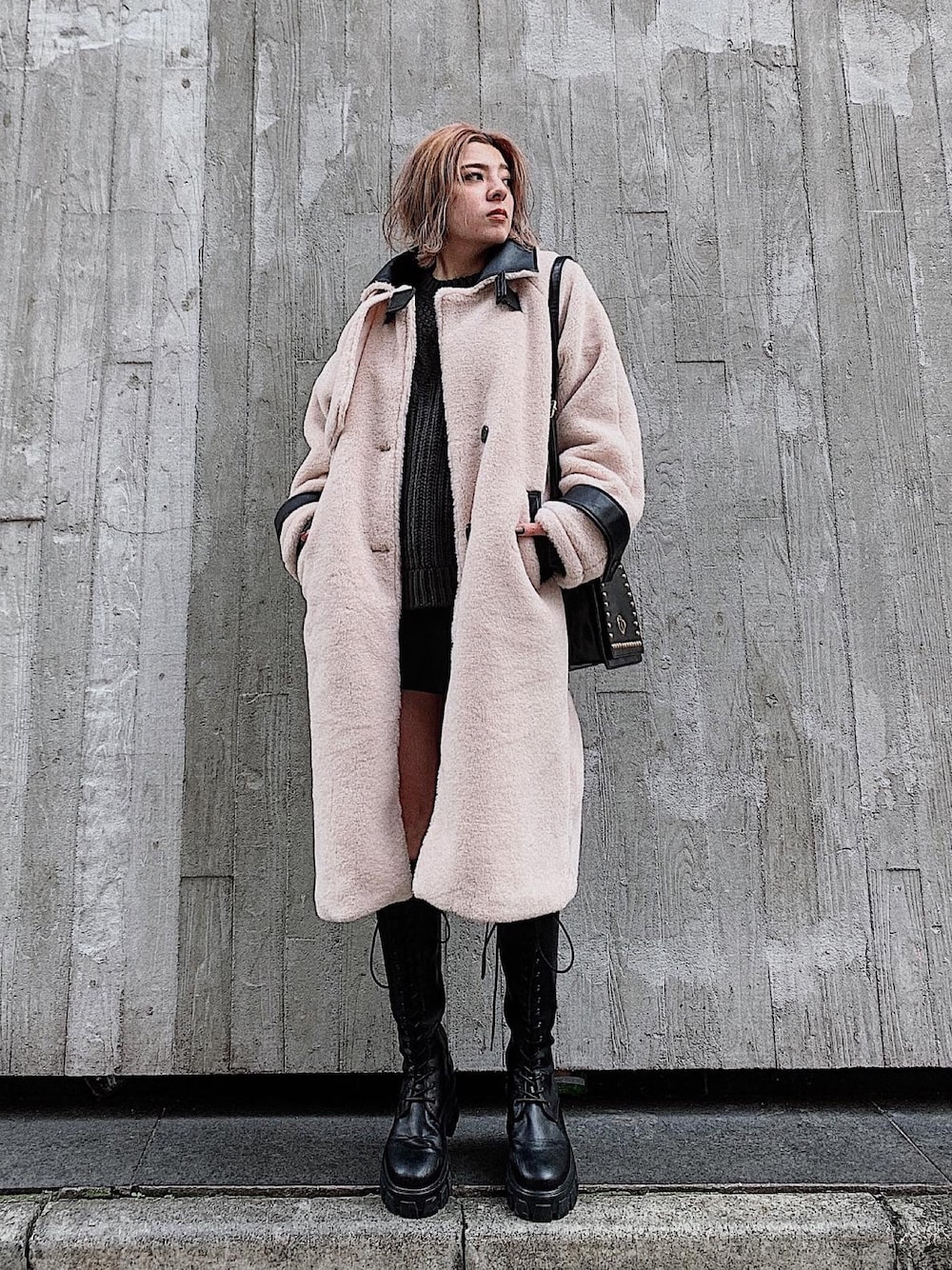 ホワイト系のその他アウター、ブラック系のスカート、ブラック系のブーツを着用したレディースの冬コーディネートの1枚目の写真