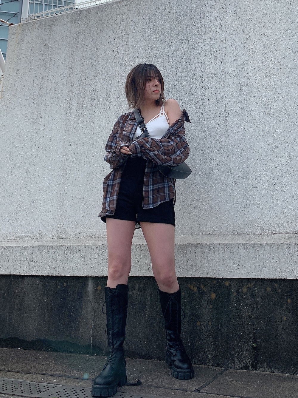 ブラウン系のシャツ/ブラウス、ホワイト系のキャミソール、ブラック系のその他パンツを着用したレディースの春コーディネートの1枚目の写真