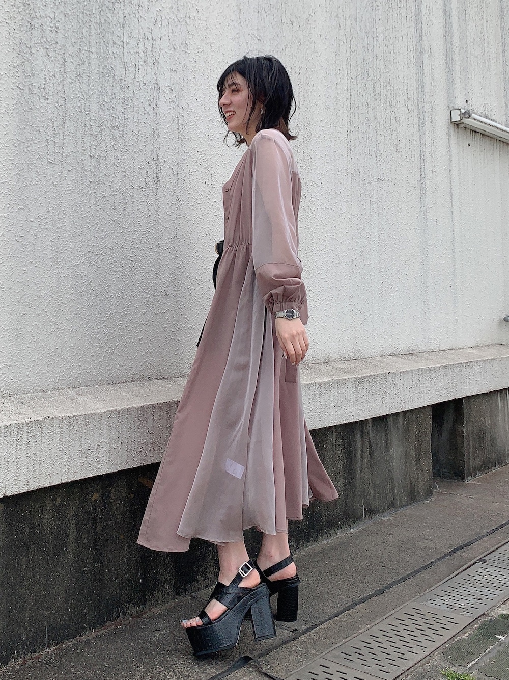 ベージュ系のその他アウター、ブラック系のサンダルを着用したレディースの春コーディネートの1枚目の写真