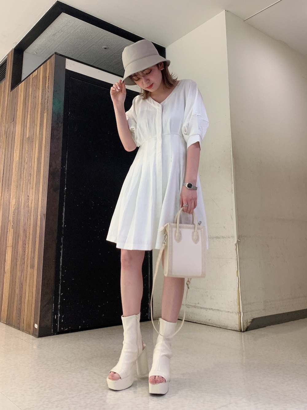 「ワンピース、春、大人カジュアル、ミニワンピ、白ワンピース、オトナ女子、ベージュコーデ、フレアスカート、バケットハット」｜「ENVYMのタックチュニックＯＰ（ワンピース、ホワイト系）」を使った、REINAさん（レディース・158cm）の春コーディネートの1枚目の写真