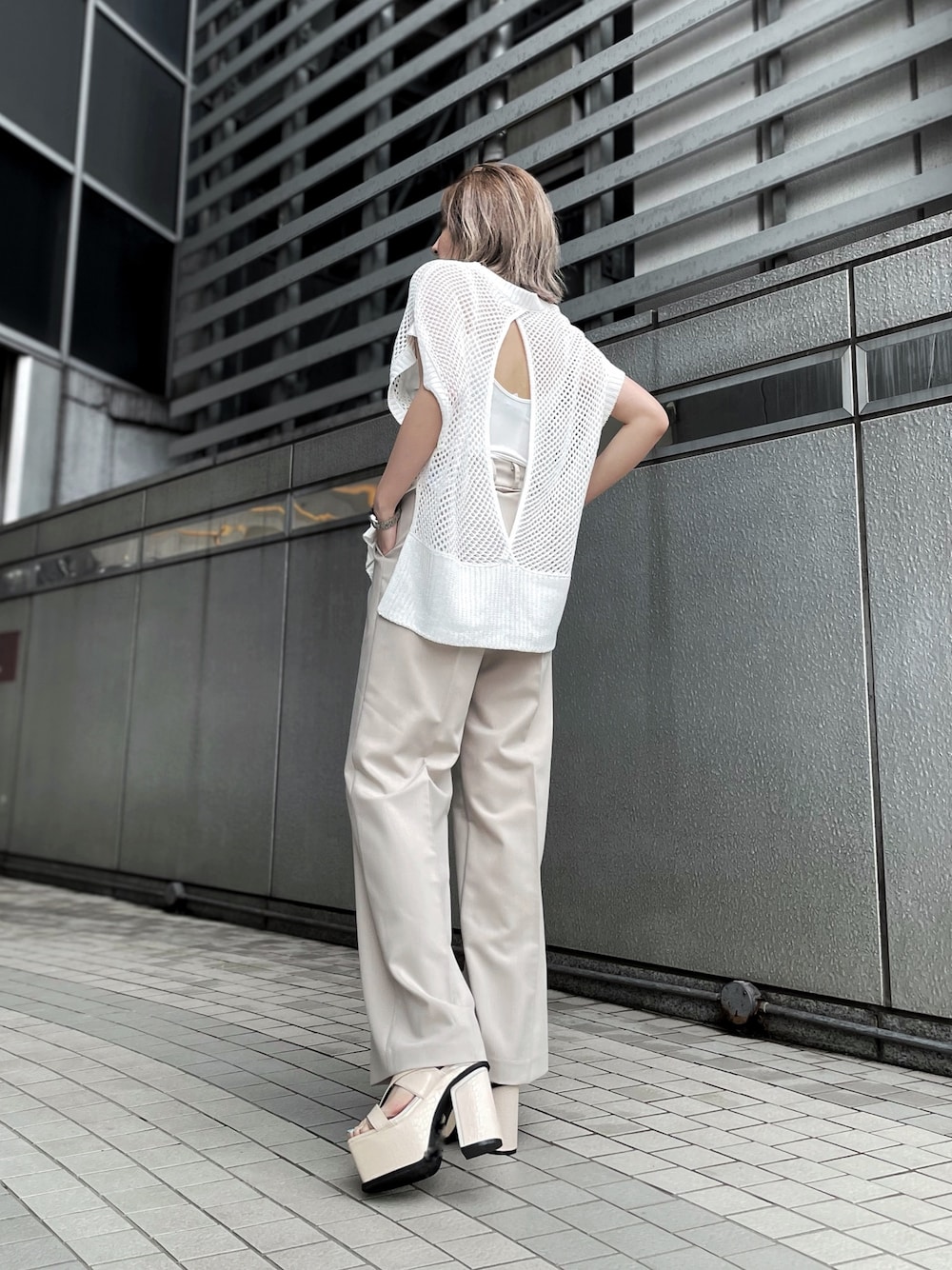 ホワイト系のニット/セーター、ベージュ系のその他パンツ、ベージュ系のサンダルを着用したレディースの春コーディネートの1枚目の写真