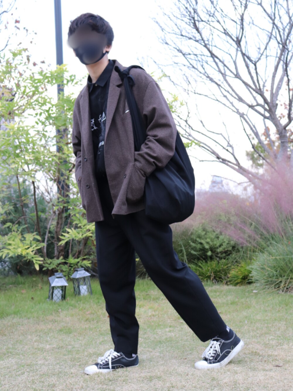 ブラウン系のテーラードジャケット、ブラック系のシャツ/ブラウス、ブラック系のその他パンツを着用したメンズの秋コーディネートの1枚目の写真