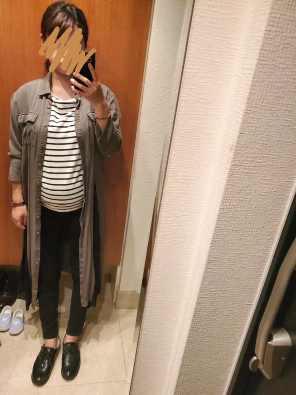 グリーン系のシャツワンピース、ホワイト系のTシャツ/カットソー、ブラック系のシューズを着用したレディースの秋コーディネートの1枚目の写真