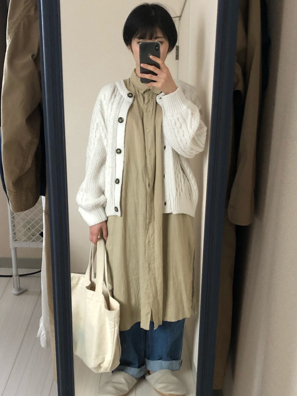 「シンプル、コロナに負けない、ゆるコーデ」｜「UNIQLOのアイテム（シャツワンピース、ベージュ系）」を使った、沙菜さん（レディース・154cm）の春コーディネートの1枚目の写真